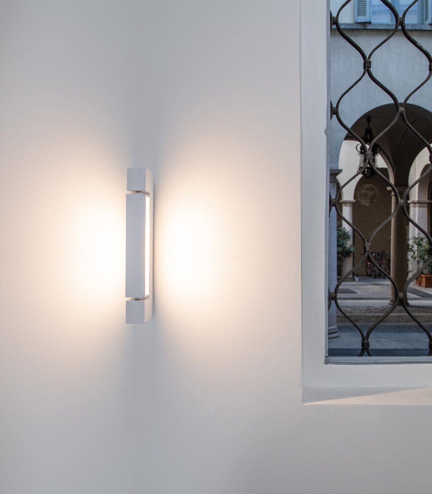 Ara Wall Light